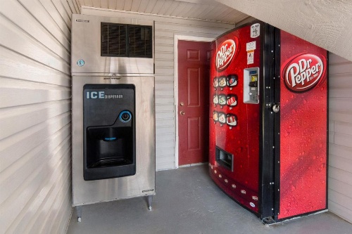 Red Roof Inn Waco image 4